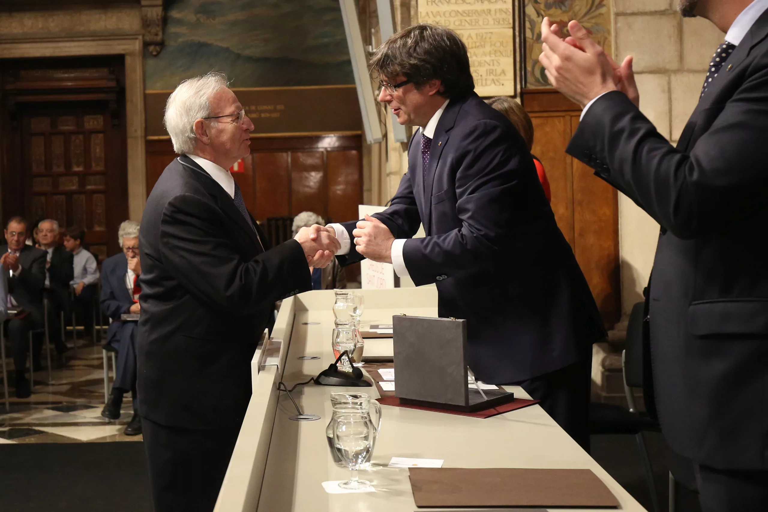 El Govern distingeix el president de la Cambra, Miquel Valls, amb la Creu de Sant Jordi