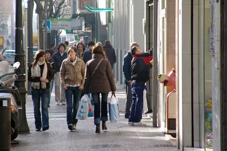 El canvi significatiu dels hàbits de compra a la ciutat de Barcelona reclama l’obertura dels comerços els diumenges d’estiu fins a les 20h