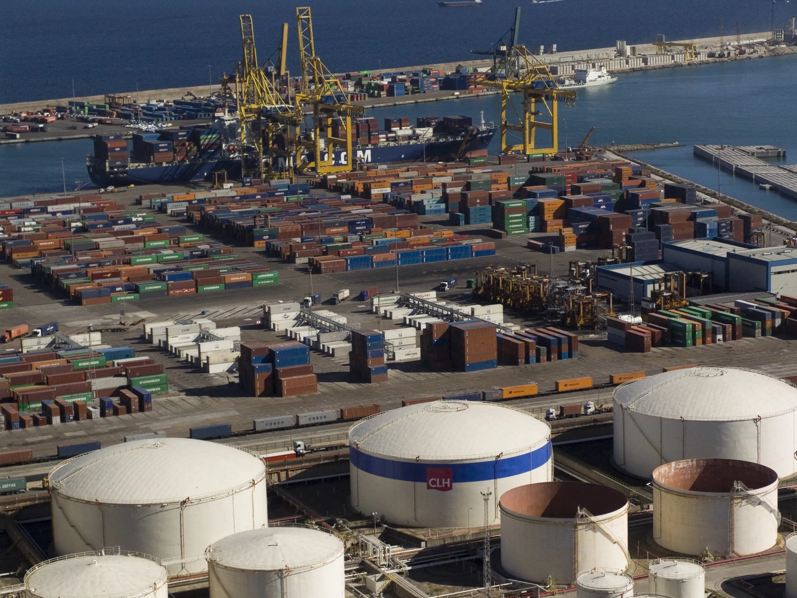 Els nous accessos terrestres i la plena capacitat de gestió comercial de les taxes són dos dels revulsius que el port de Barcelona necessita